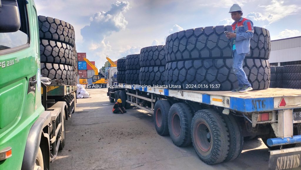 Kegiatan Loading Ban